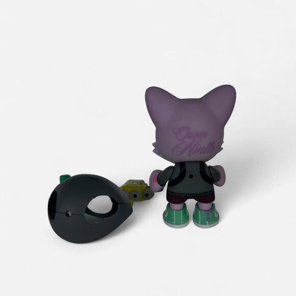 Janky Queen Ninth Collectible Vinyl Toy Art‎ Figure with Accessories and Box - Picture 5 of 7